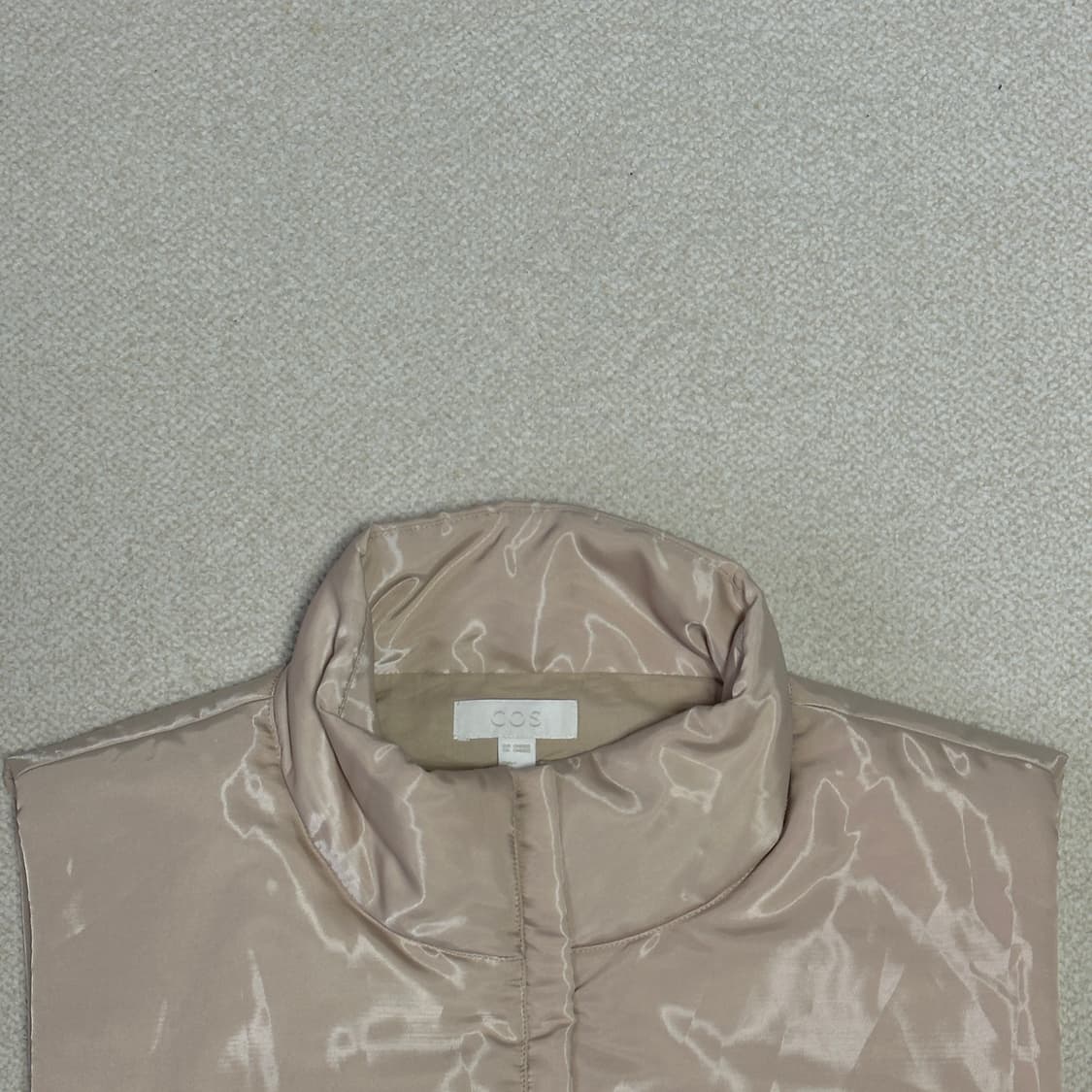 코스 벨티드 크롭 패딩 조끼 상품이미지4