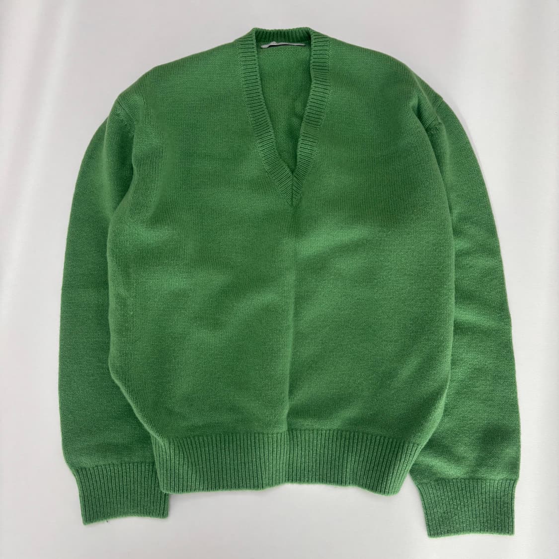 브이넥 니트 Deep V-neck Knit in Green (실착1회) 상품이미지1