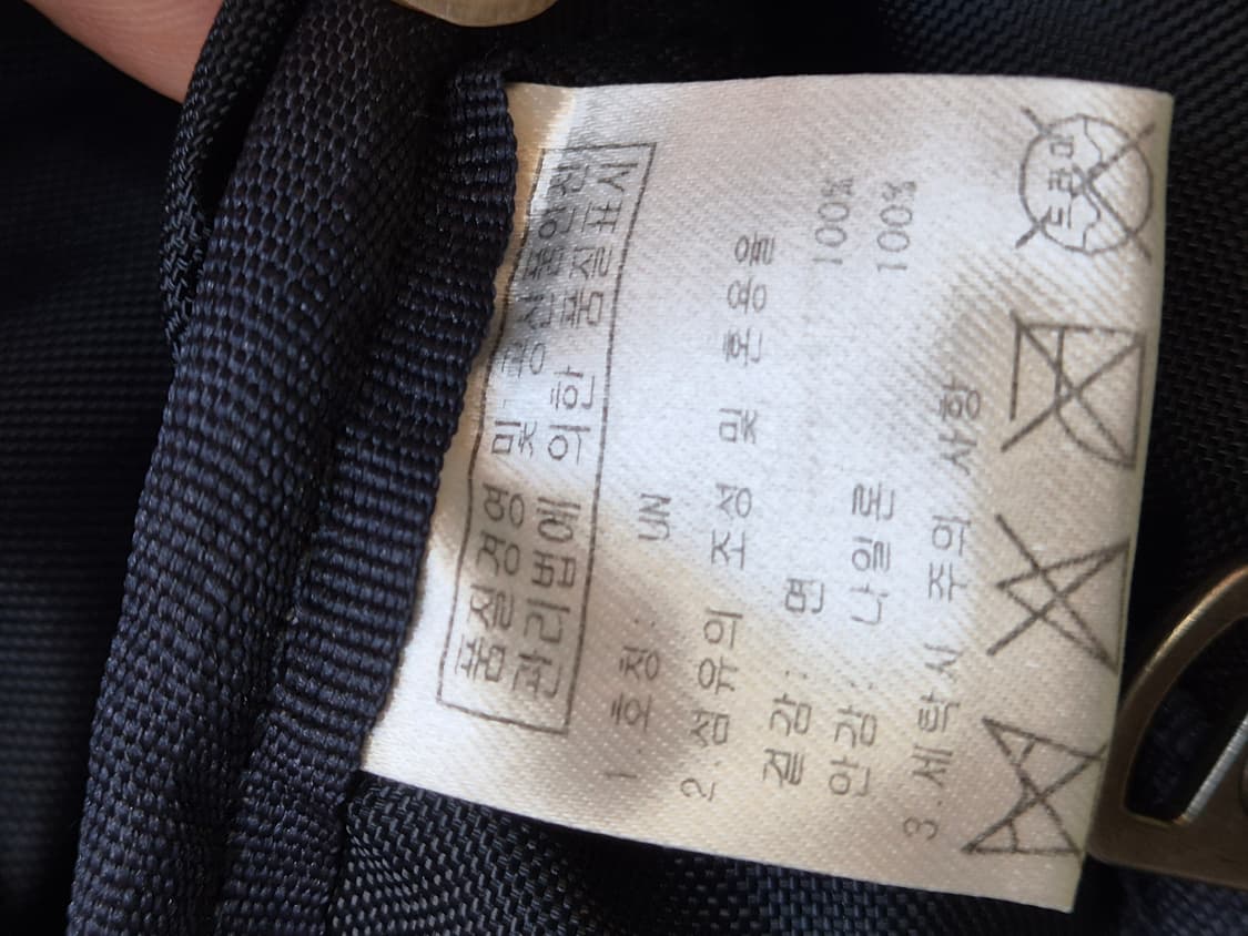 아이글 로쉐 TB 토트백입니다.

- 색상은 네이비-회색 톤이고, 가죽  상품이미지5