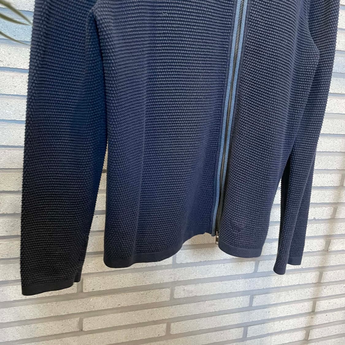 엠포리오 아르마니 니트 집업 자켓 사선 지퍼 와플 텍스처 디테일 네이비 상품이미지5