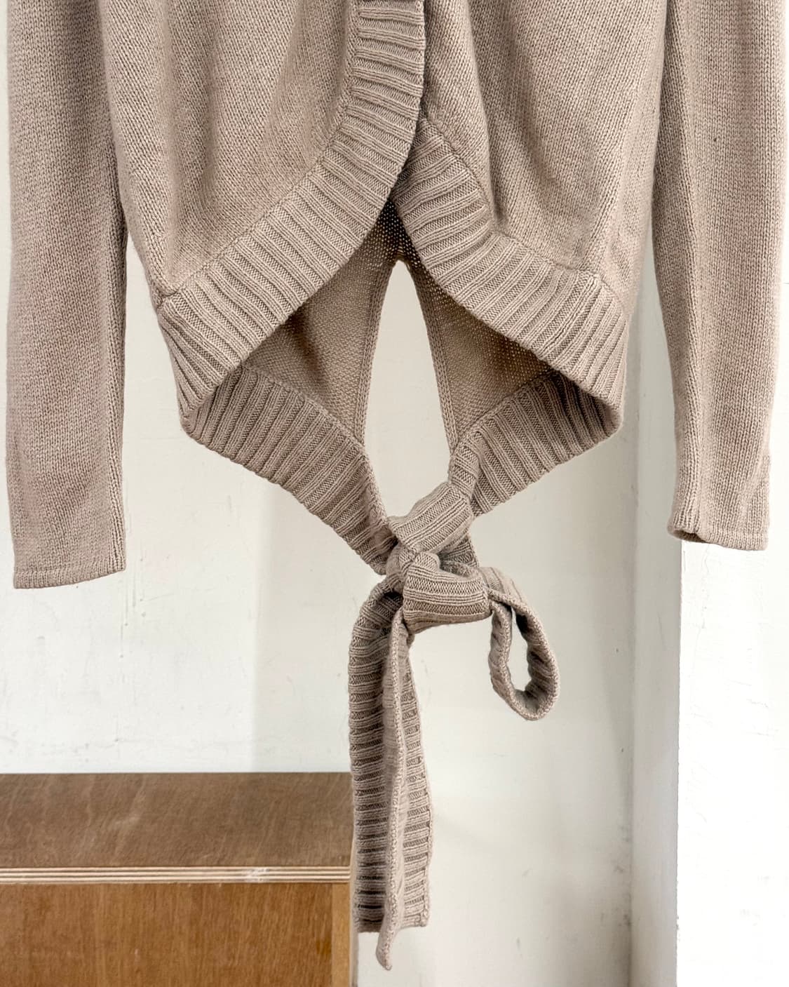 로에베 베이지 타이 백 캐시미어 가디건 상품이미지5