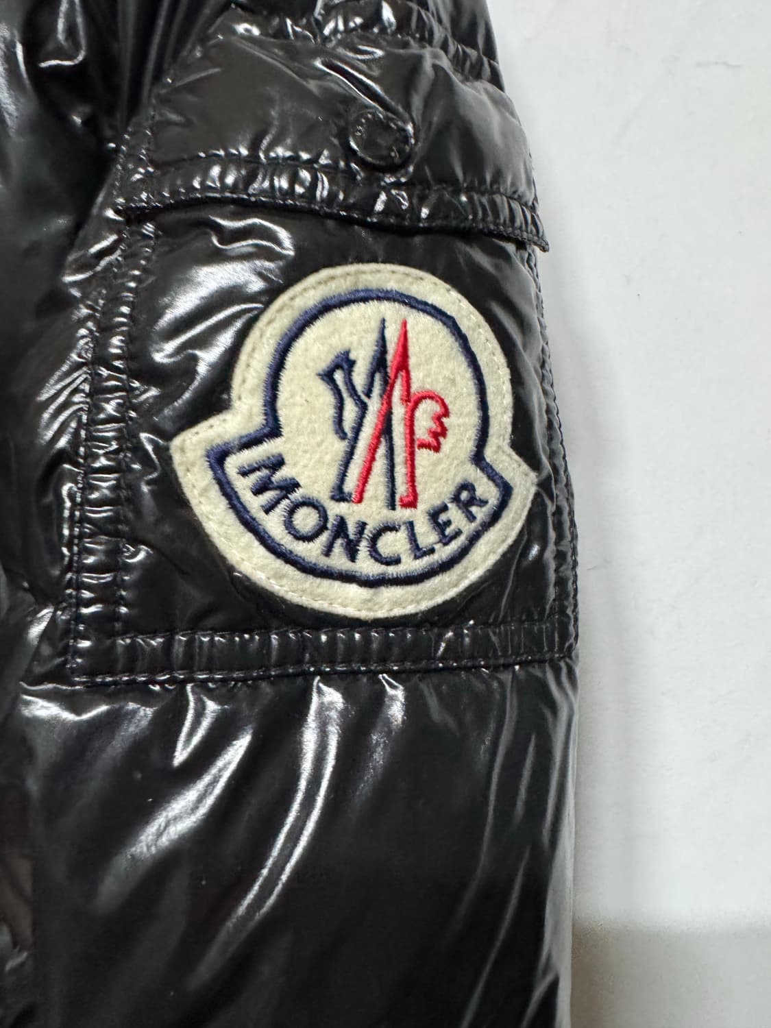 1 몽클레어 빅와펜 유광 여성 패딩 상품이미지5