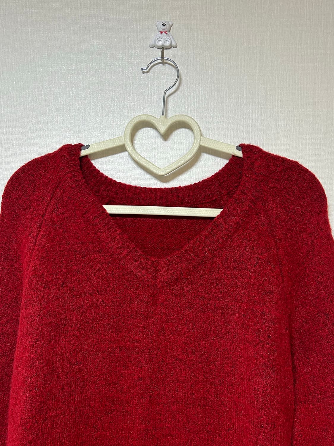 레드 브이넥 니트 상품이미지3