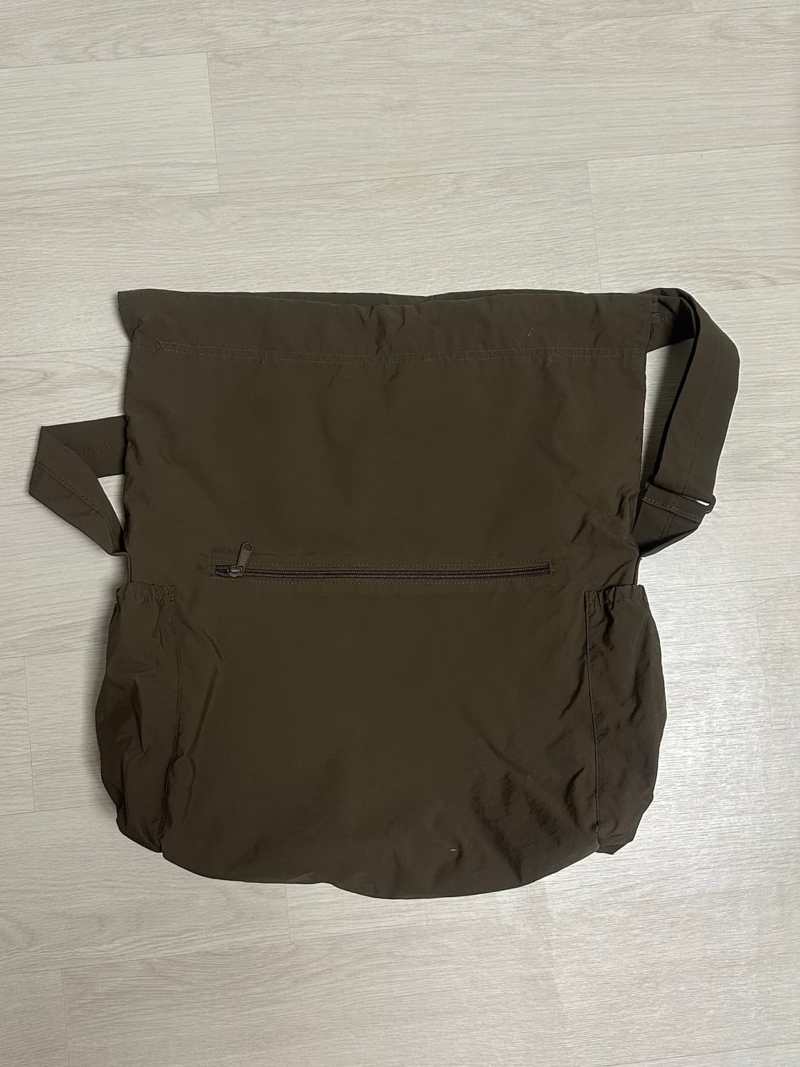 유니클로 드로우 스트링 숄더백 56 OLIVE 상품이미지4