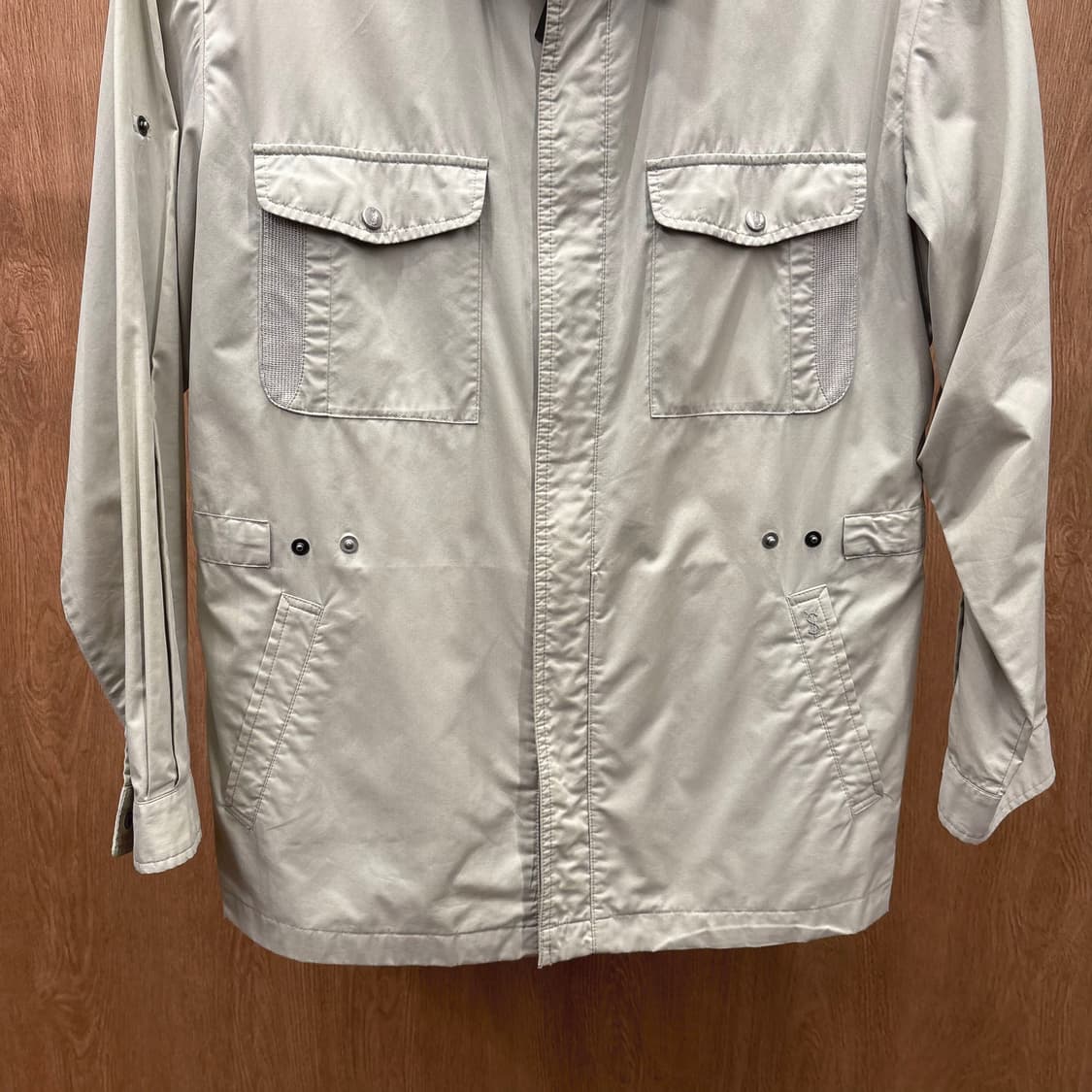 입생로랑 카라 자켓 플랩 포켓 로고 자수 디테일 레귤러핏 베이지 상품이미지5