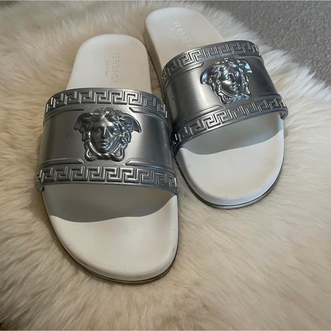 [정품] 베르사체 메두사 그레카 슬라이드 메탈릭 슬리퍼 270 상품이미지1