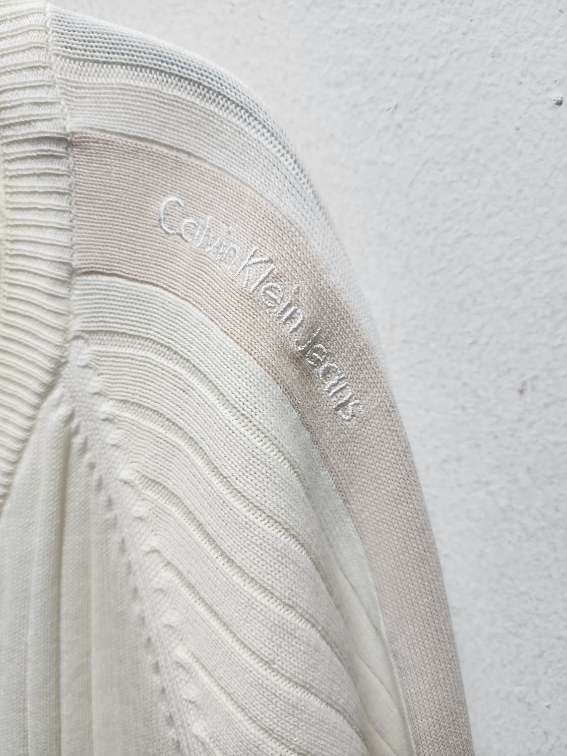 캘빈클라인 브이넥 레터링 아이보리 니트  상품이미지3