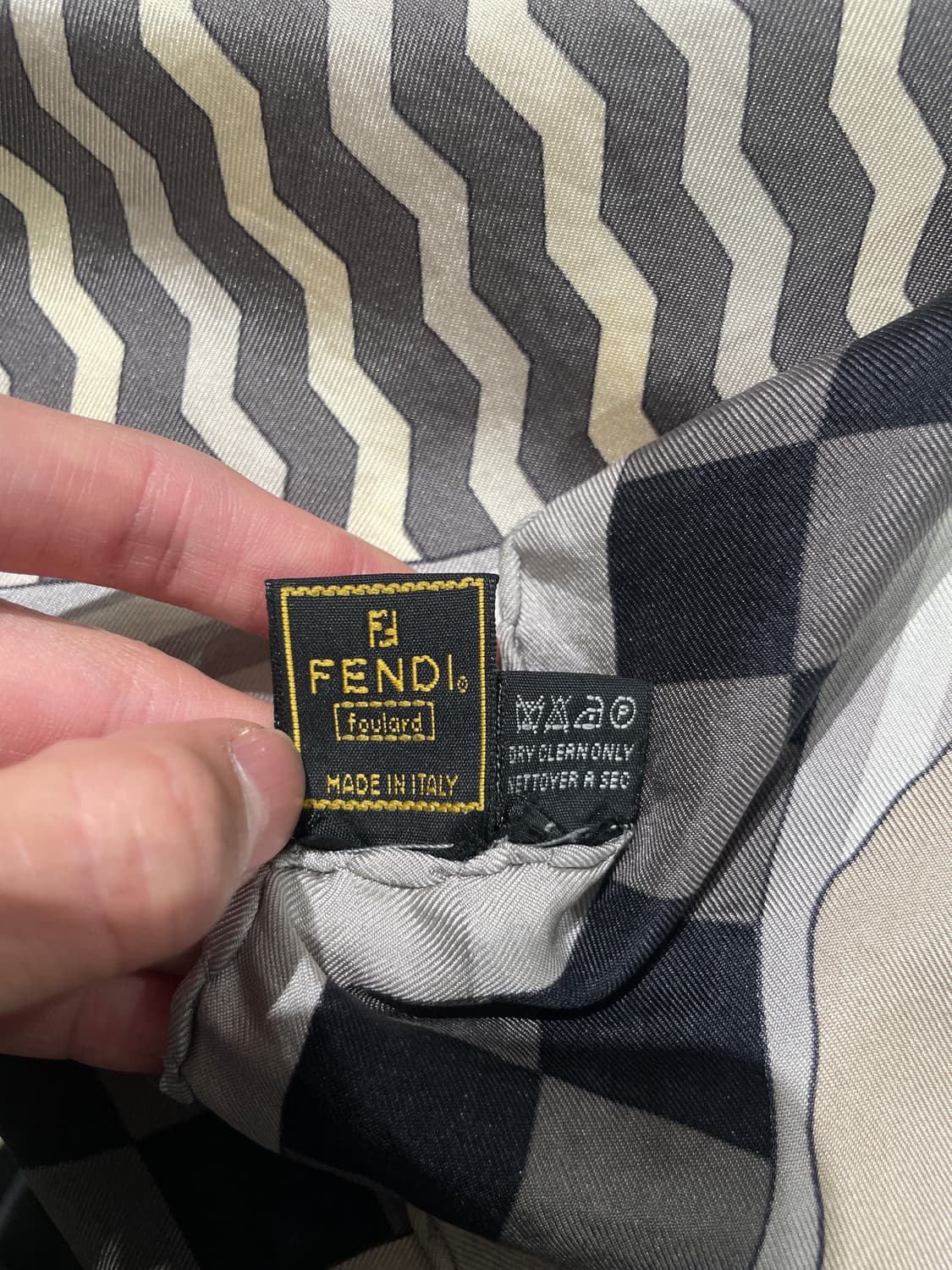 펜디 믹스 로고 멀티플 쉐입 실크 스카프 상품이미지5