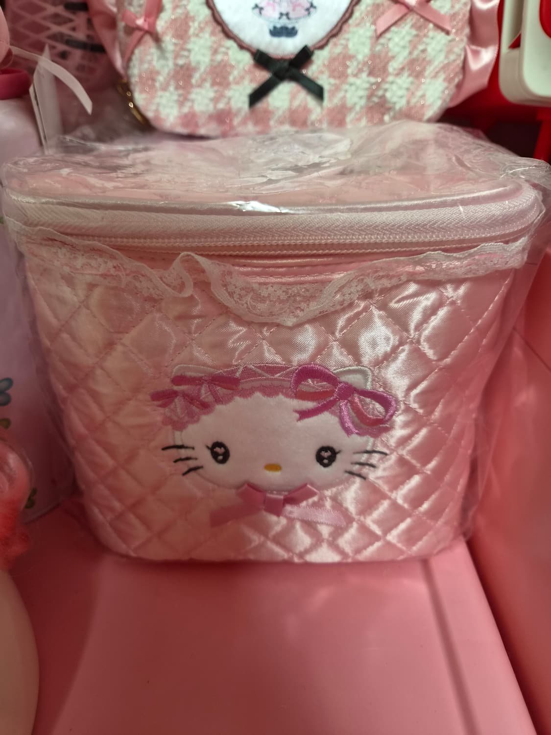 헬로키티 50주년 핑크 퀼팅 시리즈 베니티 파우치 상품이미지1