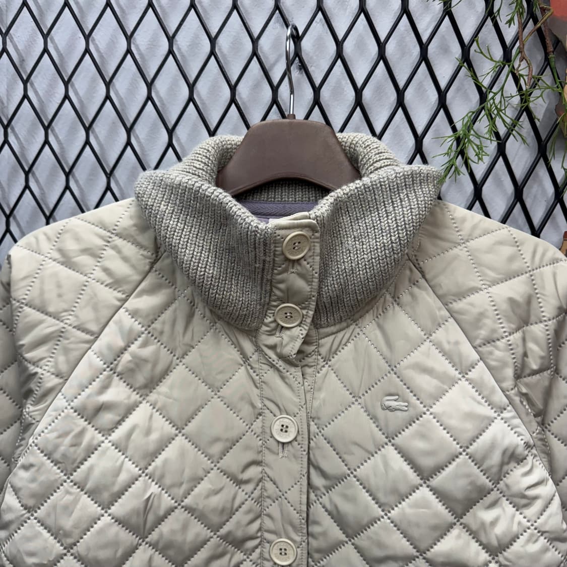 라코스테 퀄팅 패딩 점퍼 니트 카라 하이넥 버튼업 디테일 크림베이지 상품이미지3