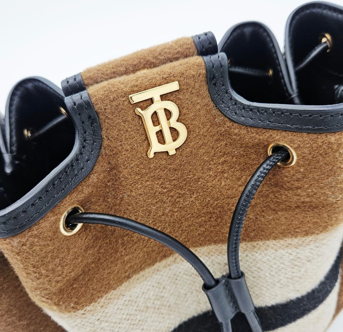 버버리 TB 로고 미니 캔버스 버킷백 상품이미지6