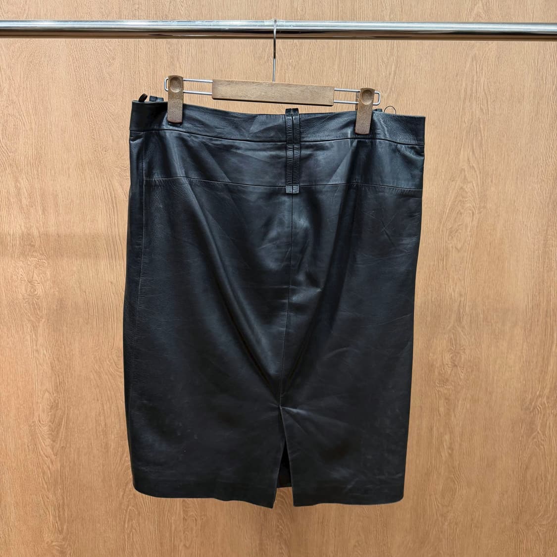 살바토레 페라가모 레더 미디 스커트 사이드 포켓 백 슬릿 디테일 블랙 상품이미지3