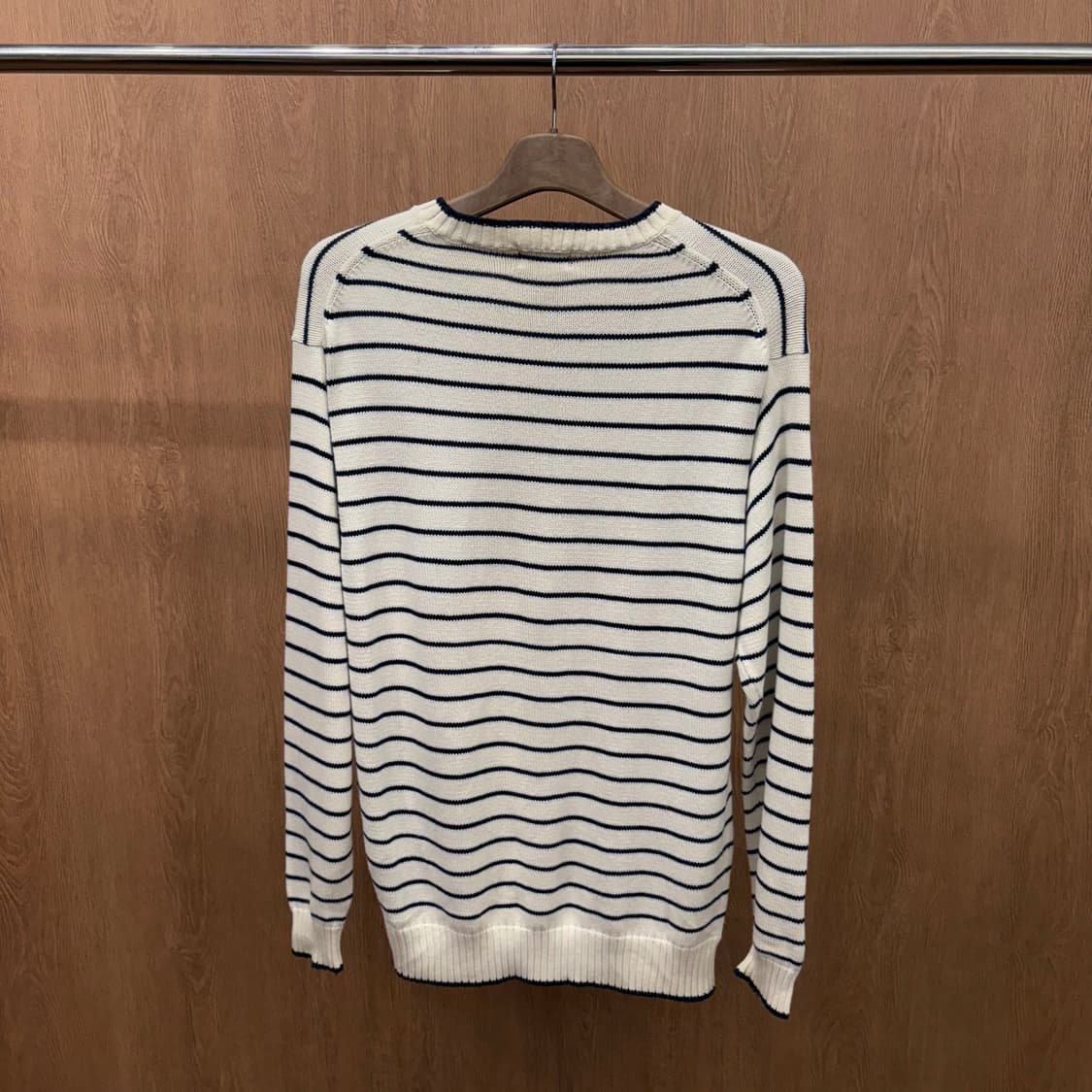 빔즈 코튼 라운드넥 긴팔 니트 스트라이프 패턴 디테일 레귤러핏 아이보리 상품이미지3