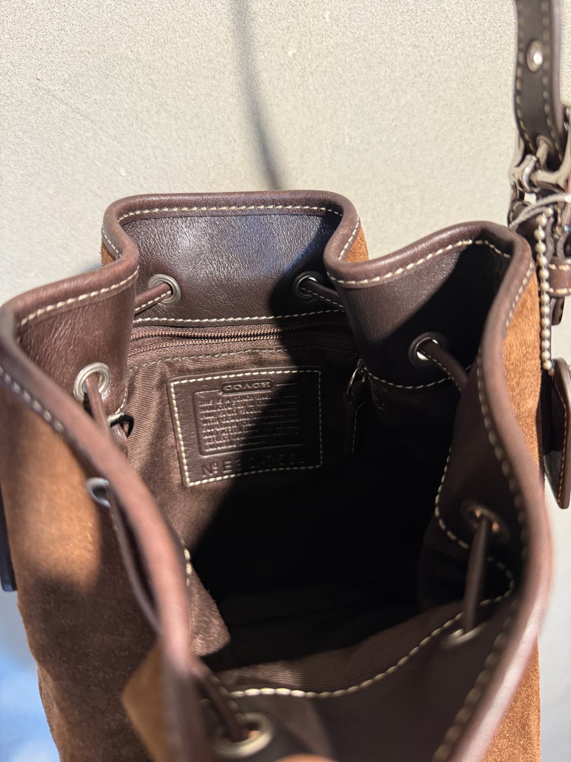 코치 스웨이드 드로우스트링 버킷 숄더백 상품이미지7