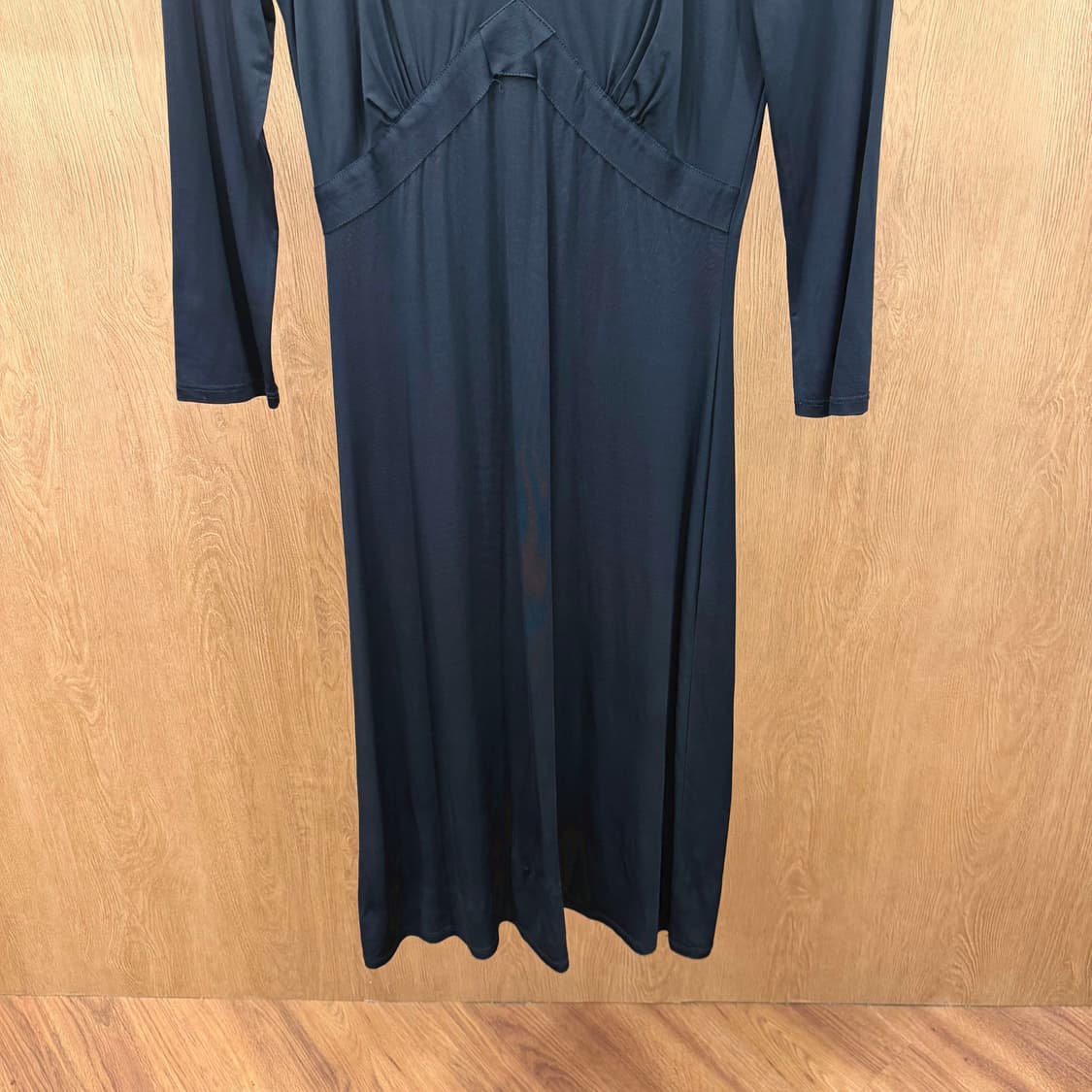 막스마라 브이넥 7부 미디 원피스 리본 밴드 크로스 패널 디테일 블랙 상품이미지5