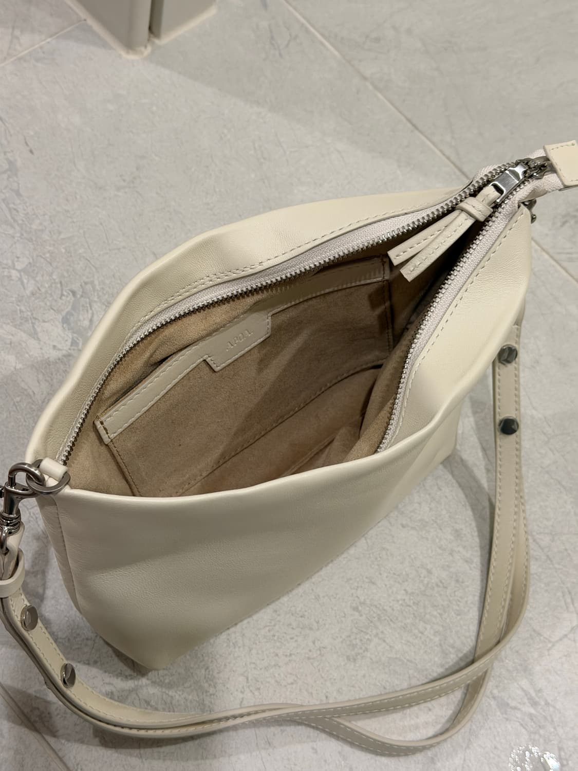 아포아 숄더백 APOA Lune Snap Bag 크림  상품이미지3