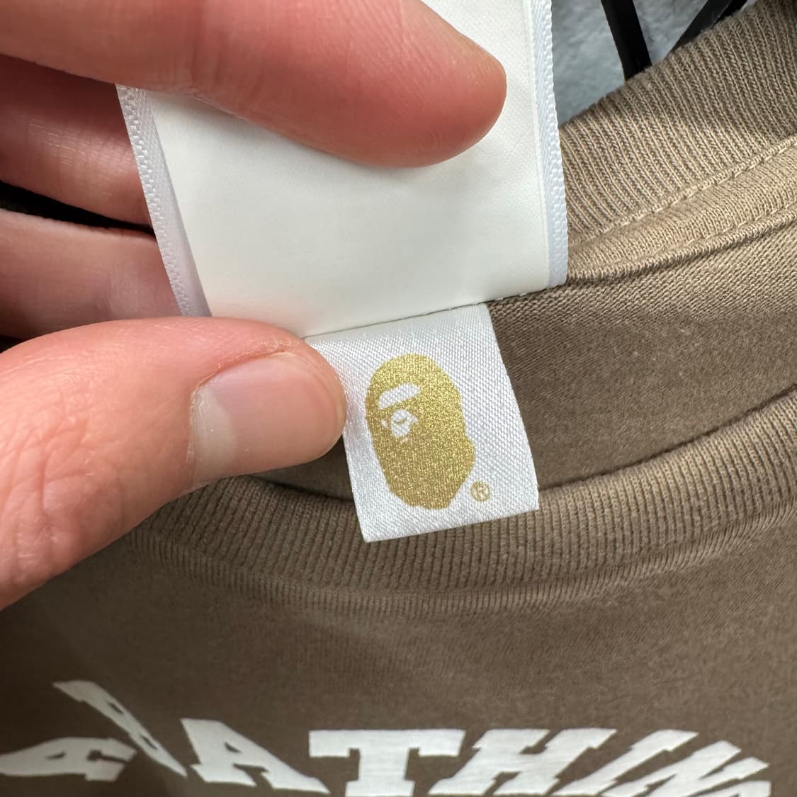 베이프 반팔 티셔츠 전면 클래식 고릴라 로고 디테일 카키베이지 상품이미지8