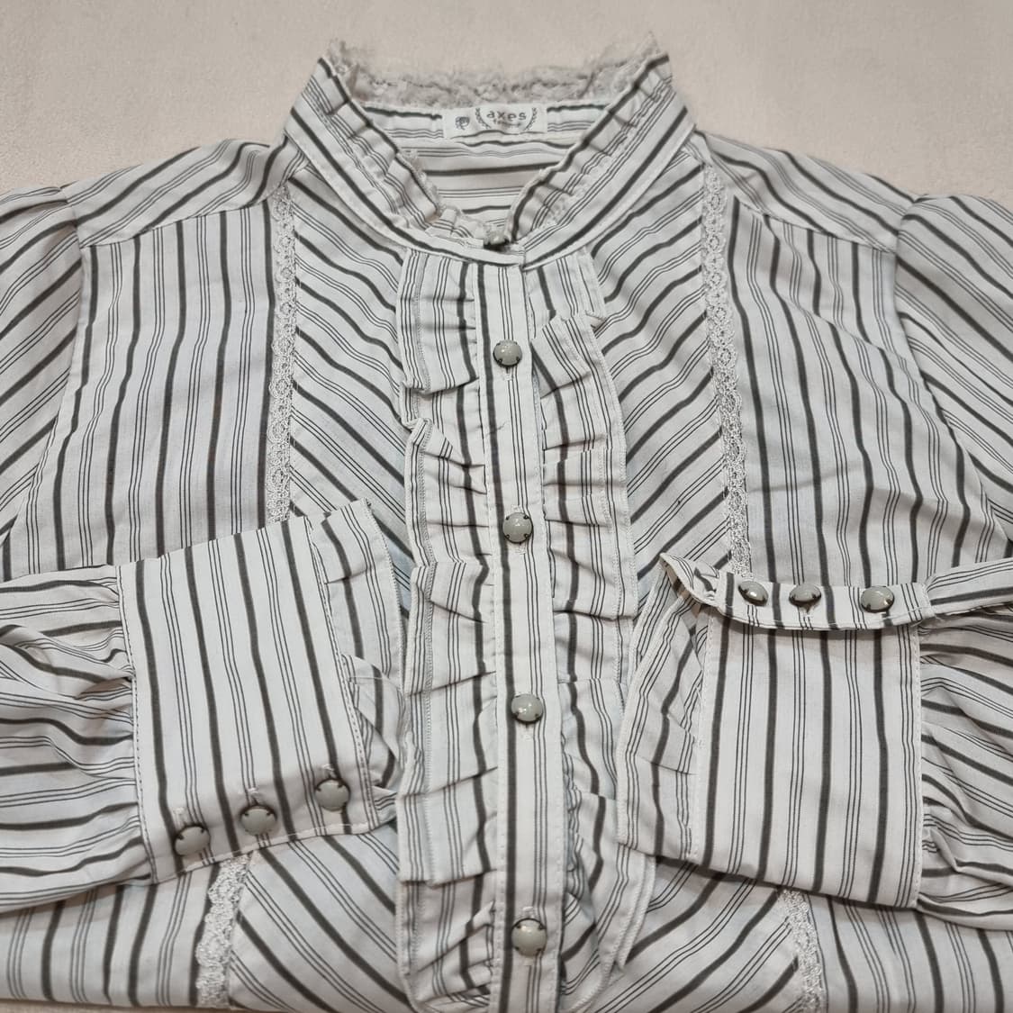 악세즈 팜므(axes femme) 스트라이프 프릴 블라우스 상품이미지6