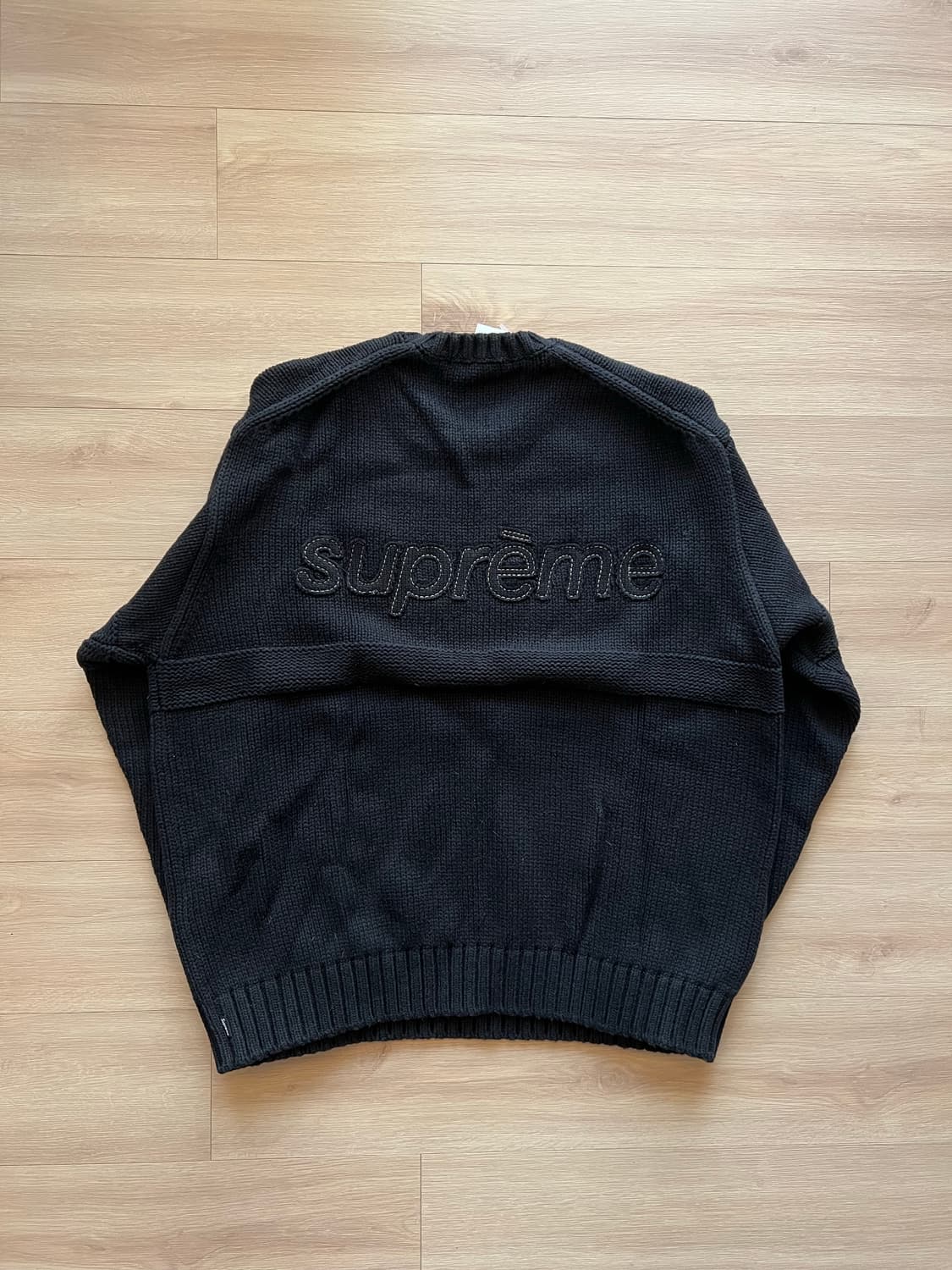 [L] 새상품 슈프림 25ss 토널 아플리케 스웨터 블랙 상품이미지3