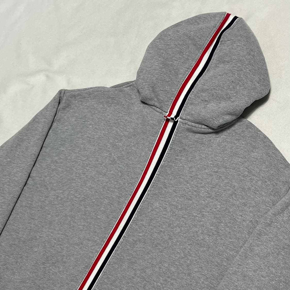 톰브라운 백삼선 후드티 상품이미지1