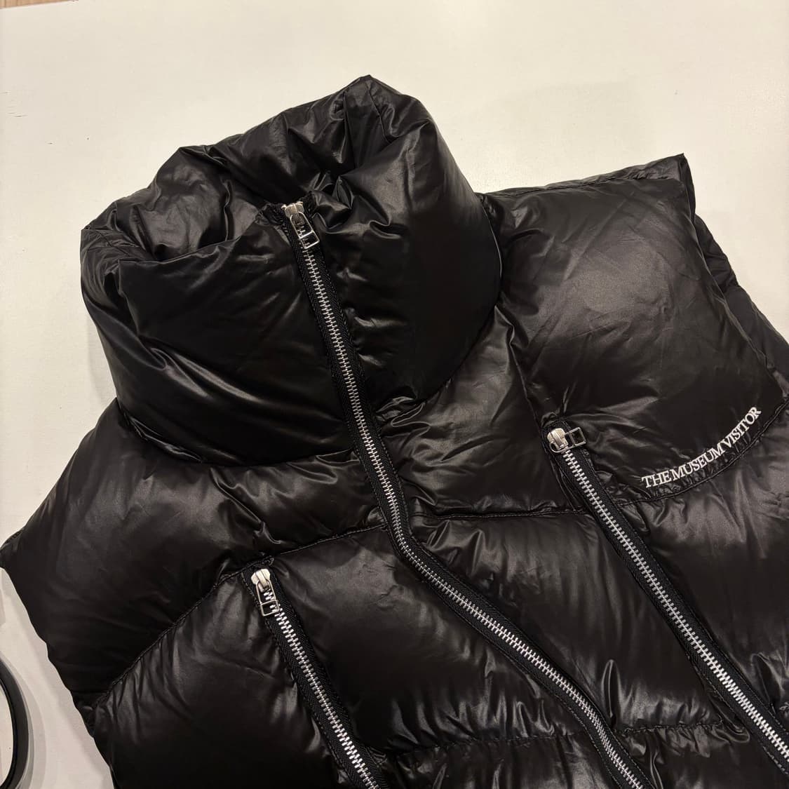 [L] 더뮤지엄비지터 블랙 패딩 조끼 B612 상품이미지3