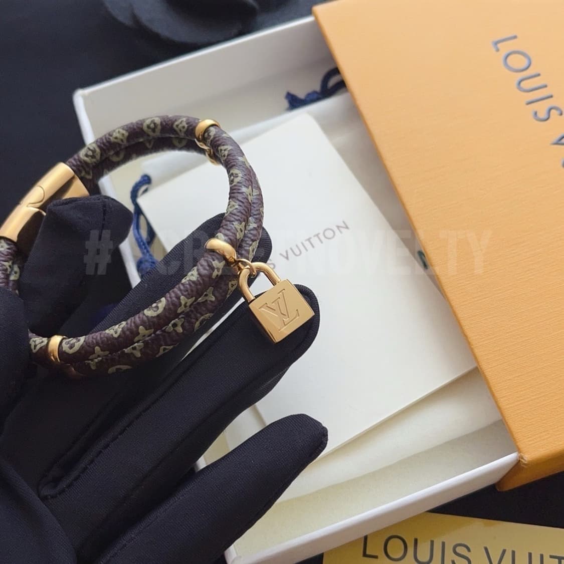 킵 잇 트와이스 모노그램 팔찌 풀박스 상품이미지2