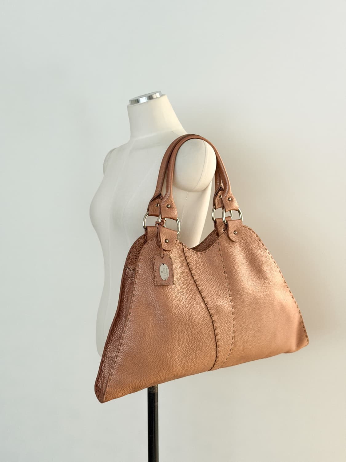 펜디 셀러리아 메탈릭 레더 호보백 상품이미지2