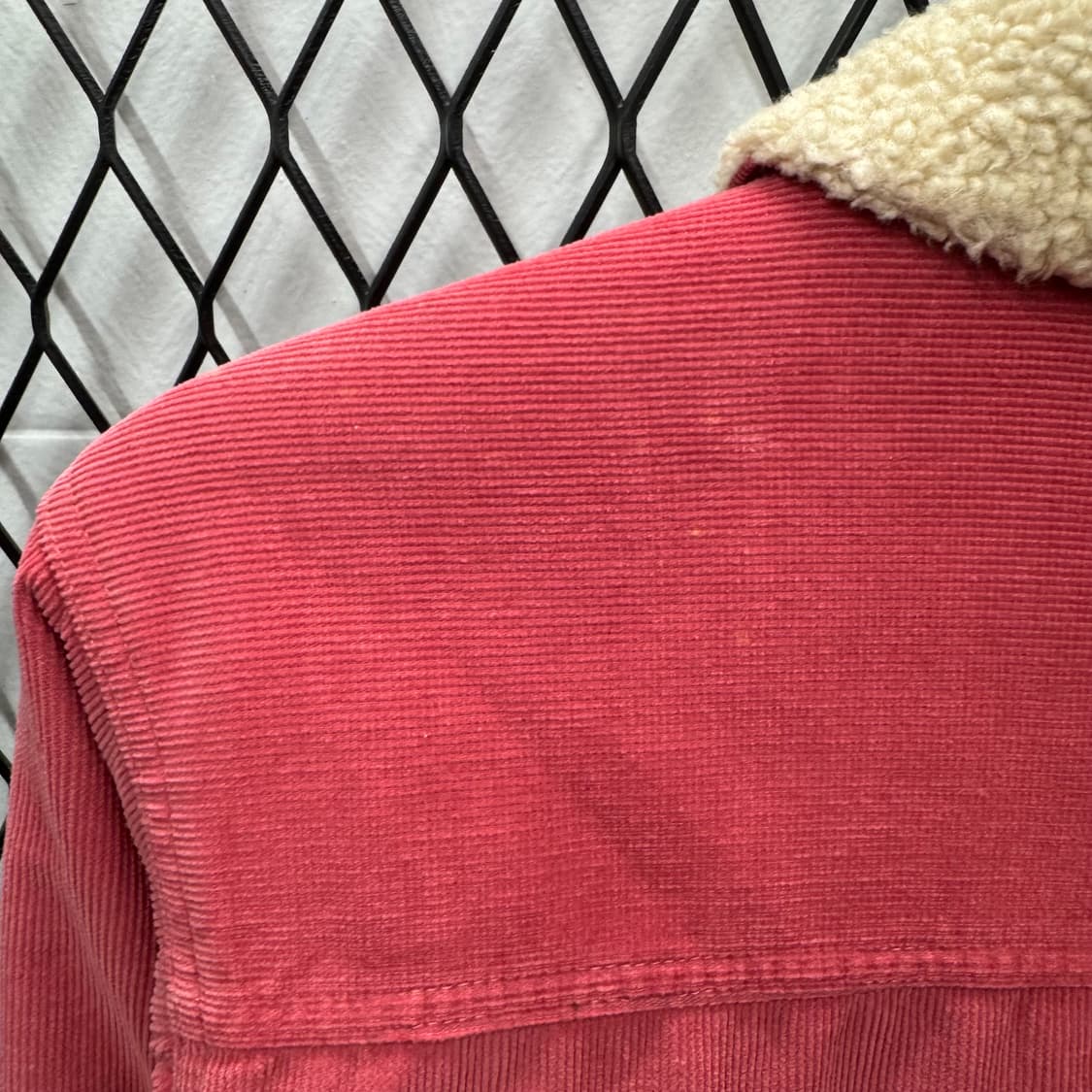 엘엘빈 코듀로이 쉐르파 트러커자켓 전면 투포켓 디테일 코랄 상품이미지10