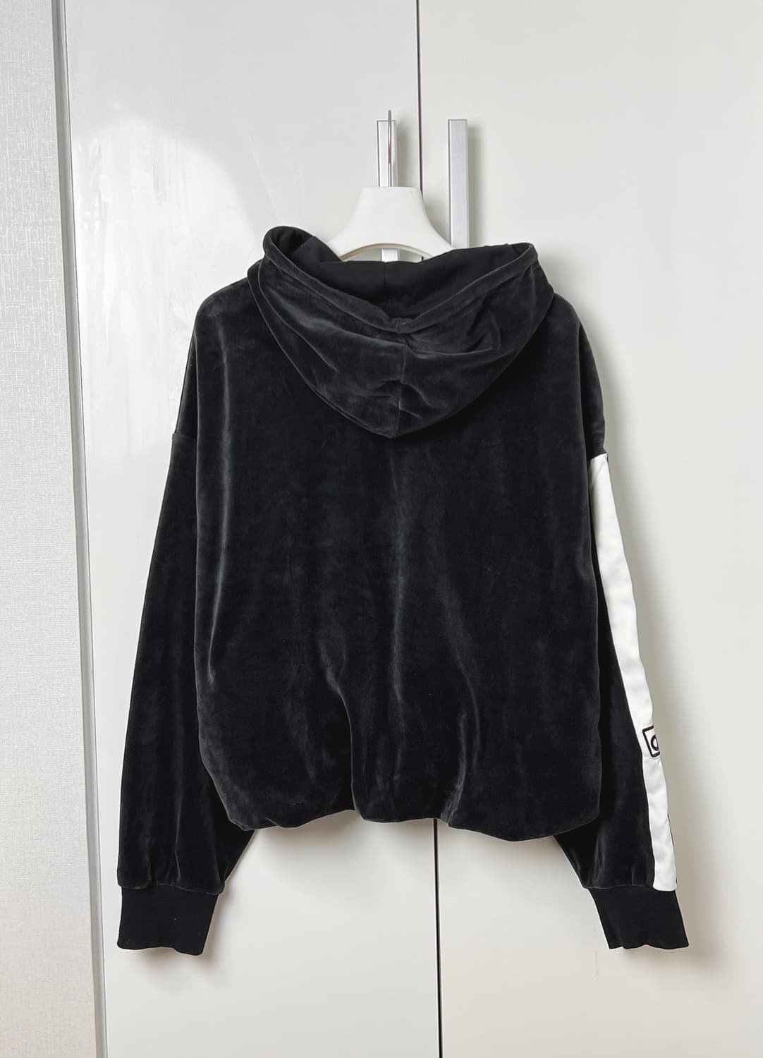 아디다스 벨벳 크롭 후드티 상품이미지4