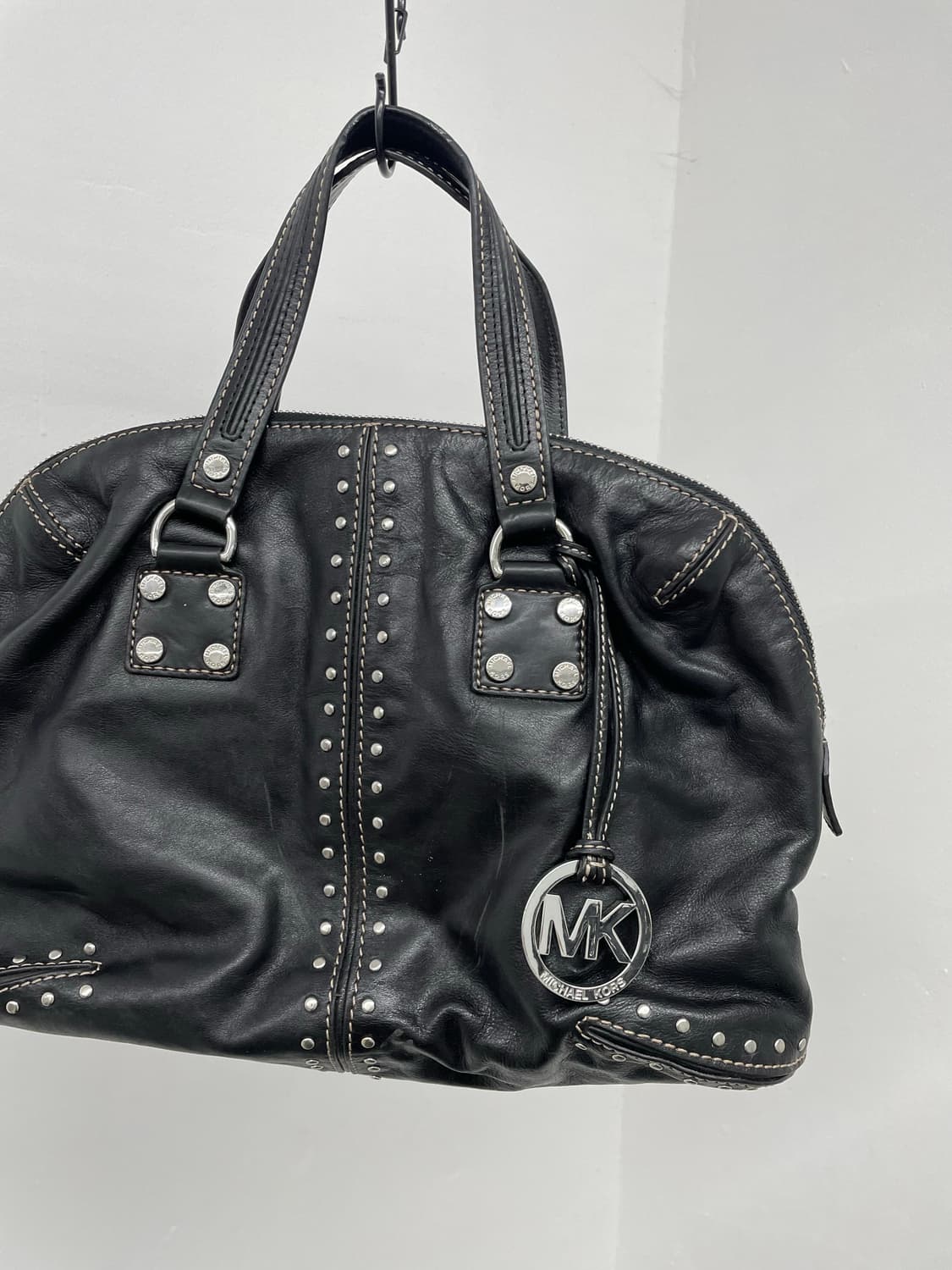 마이클코어스 블랙 은장 스터드백 상품이미지2