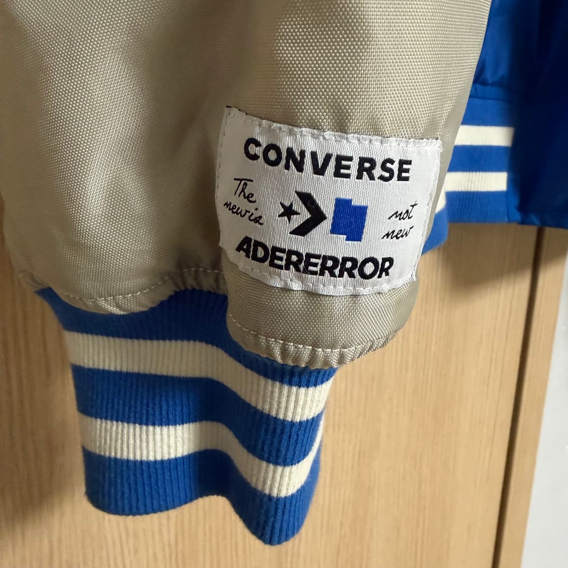 컨버스 x 아더에러 쉐입스 바시티 자켓 코발트 상품이미지3