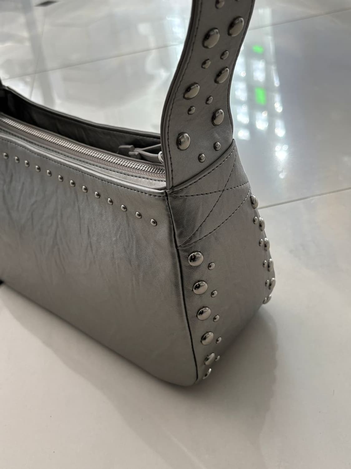 OVER STUD LEATHER SHOULDER BAG 상품이미지3