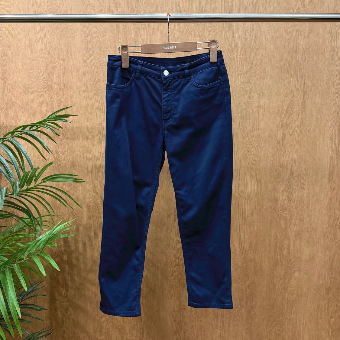 프라다 슬림핏 코튼 팬츠 미니멀 후면 포켓 블랙 로고 라벨 디테일 네이비 상품이미지1