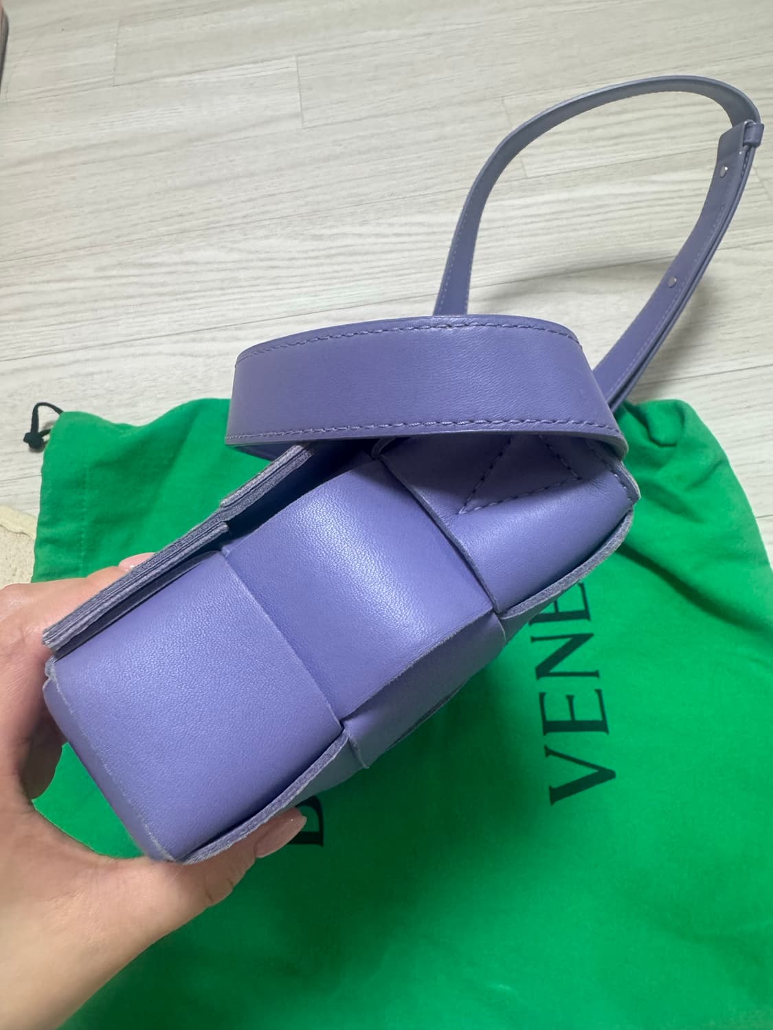 보테가 베네카 카세트백 라벤더 상품이미지5