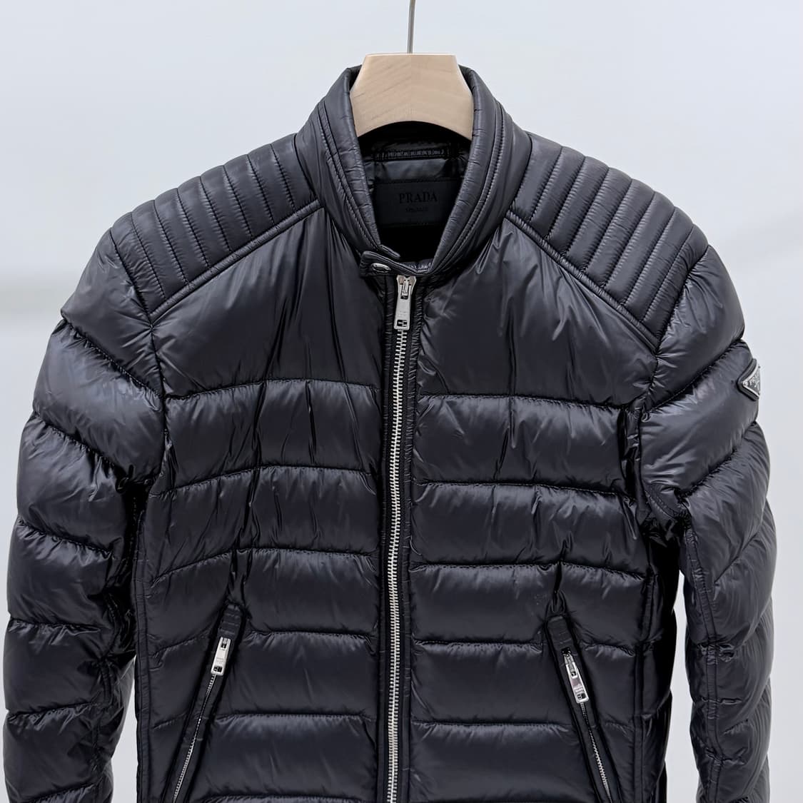 [S+급/46] 프라다 삼각로고 경량 바이커 패딩 블랙 상품이미지3