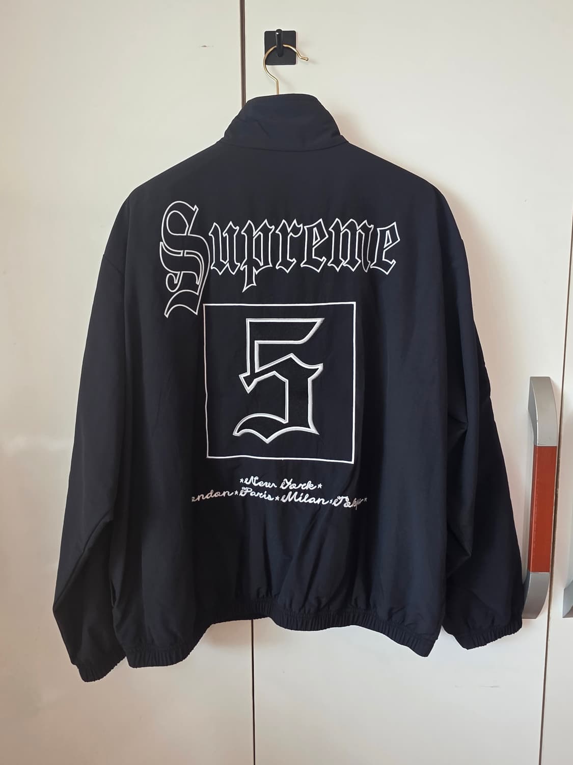 슈프림 올드 잉글리쉬 트랙 자켓 블랙 상품이미지1
