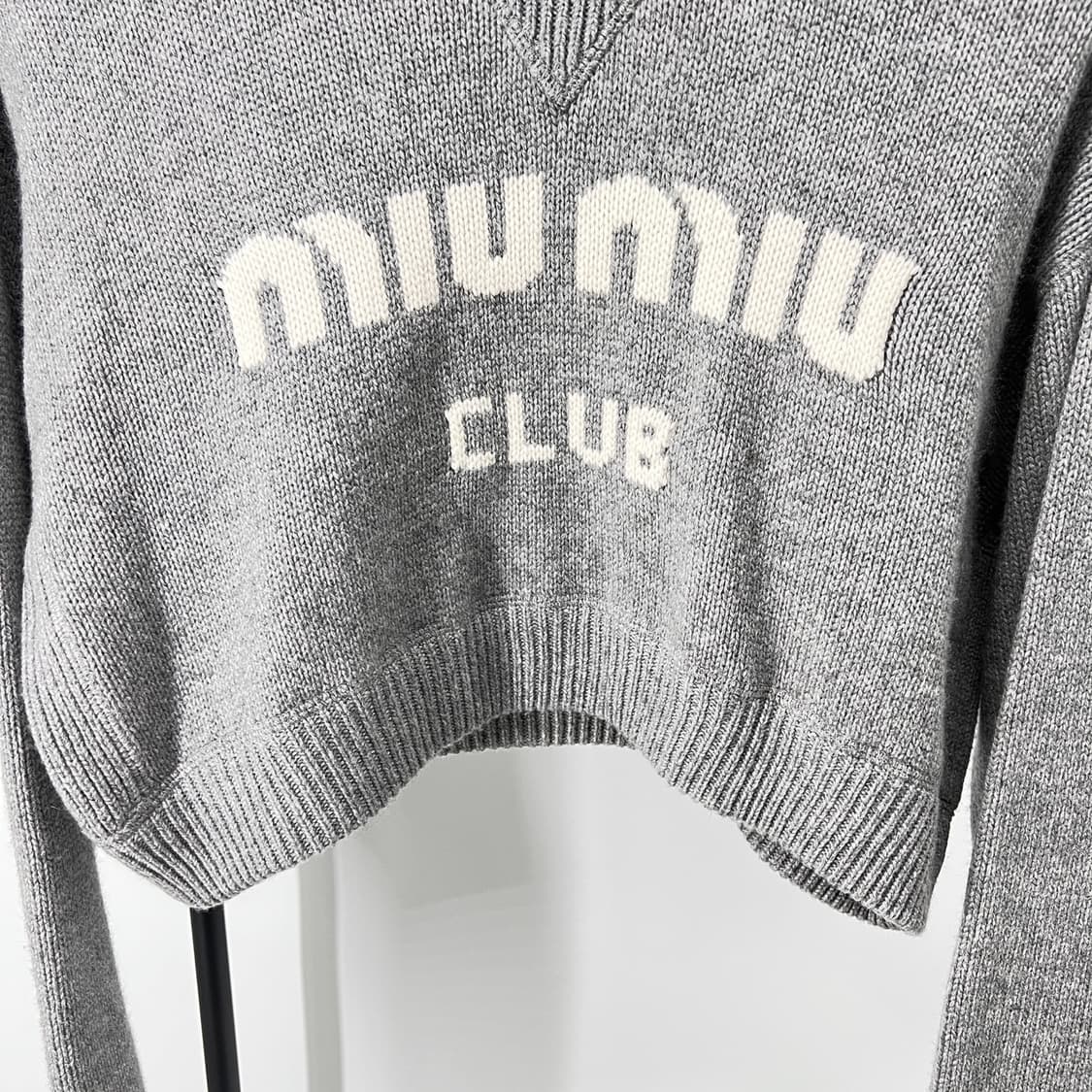 [38사이즈] 미우미우 로고 크롭 캐시미어 니트 그레이 (MML664) 상품이미지3