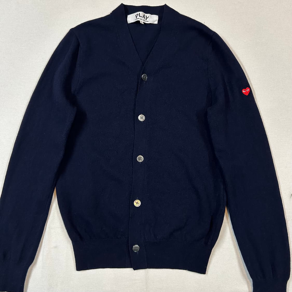 M) 꼼데가르송 플레이 스몰 와펜 네이비 가디건 정품 상품이미지2