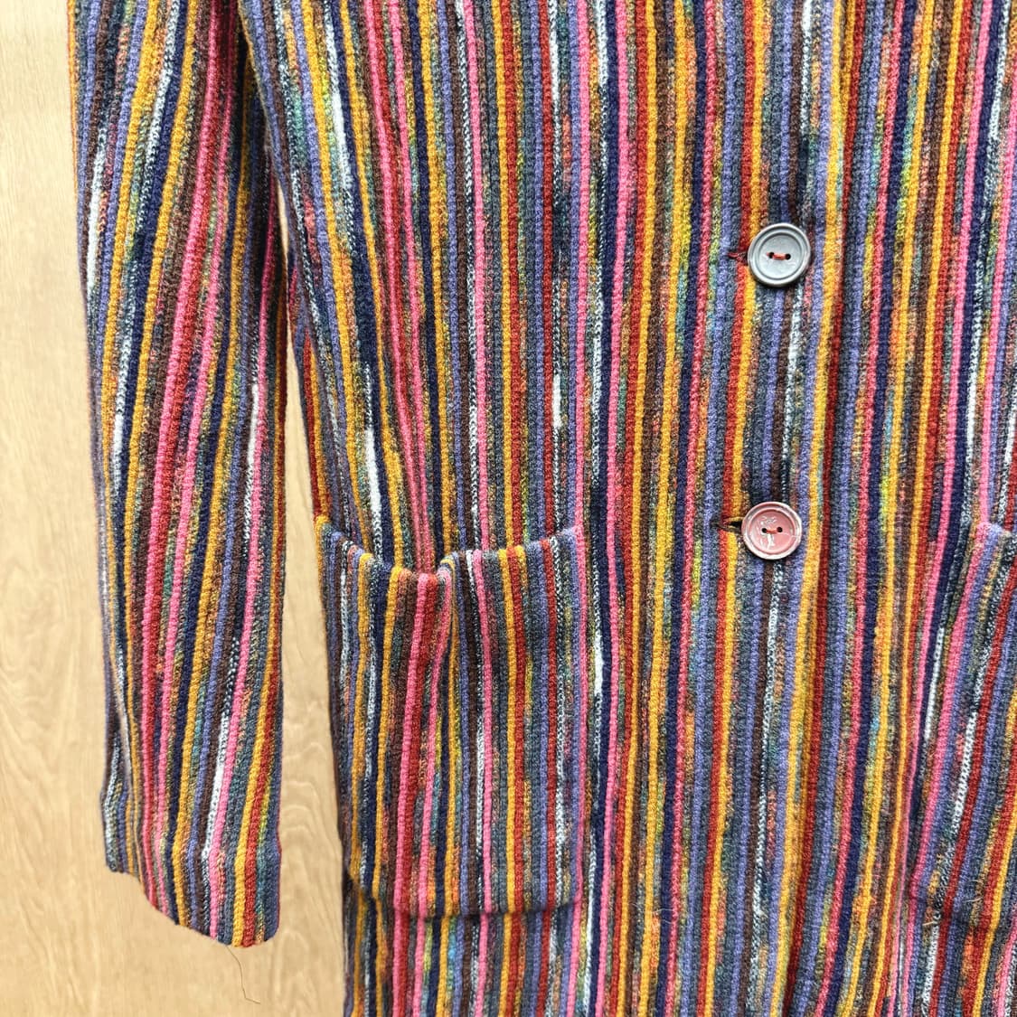 미쏘니 스트라이프 니트 블레이저 테일러드 카라 3버튼 디테일 멀티컬러 상품이미지6