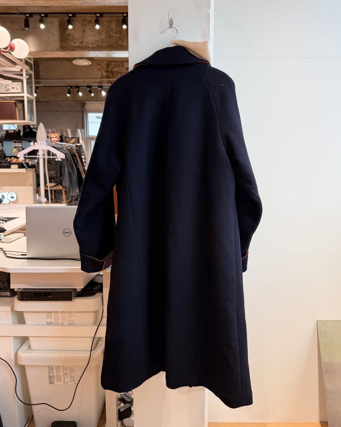 오프화이트 네이비 더블 패브릭 OMEA 제티드 포켓 센터 벤트 코트 상품이미지7