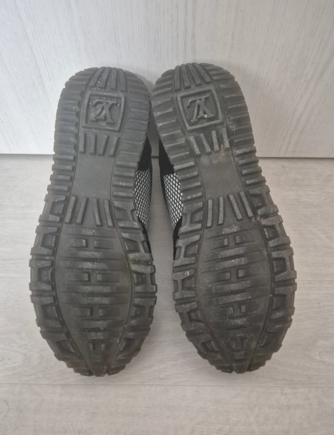 루이비통 런어웨이 스니커즈 운동화 블랙 화이트 36 37 240 상품이미지5