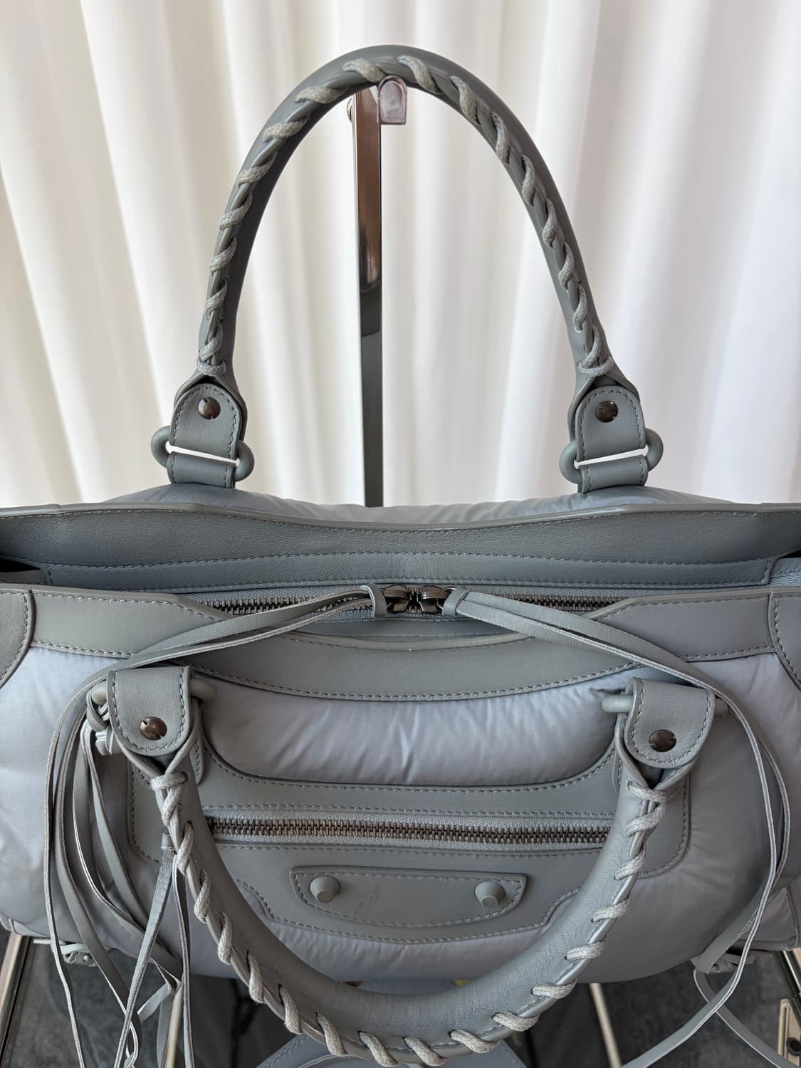 (레어) 발렌시아가 클래식 시티 퍼프 나일론 매트 그레이 모터백 상품이미지5