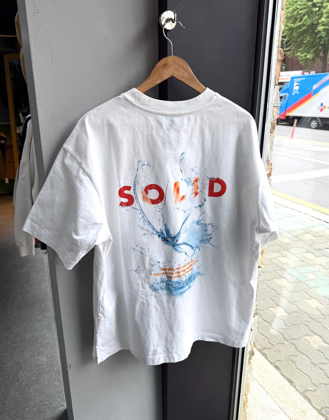 .50(105)/ 솔리드옴므 23SS 백플라워 프린팅 반팔 상품이미지6