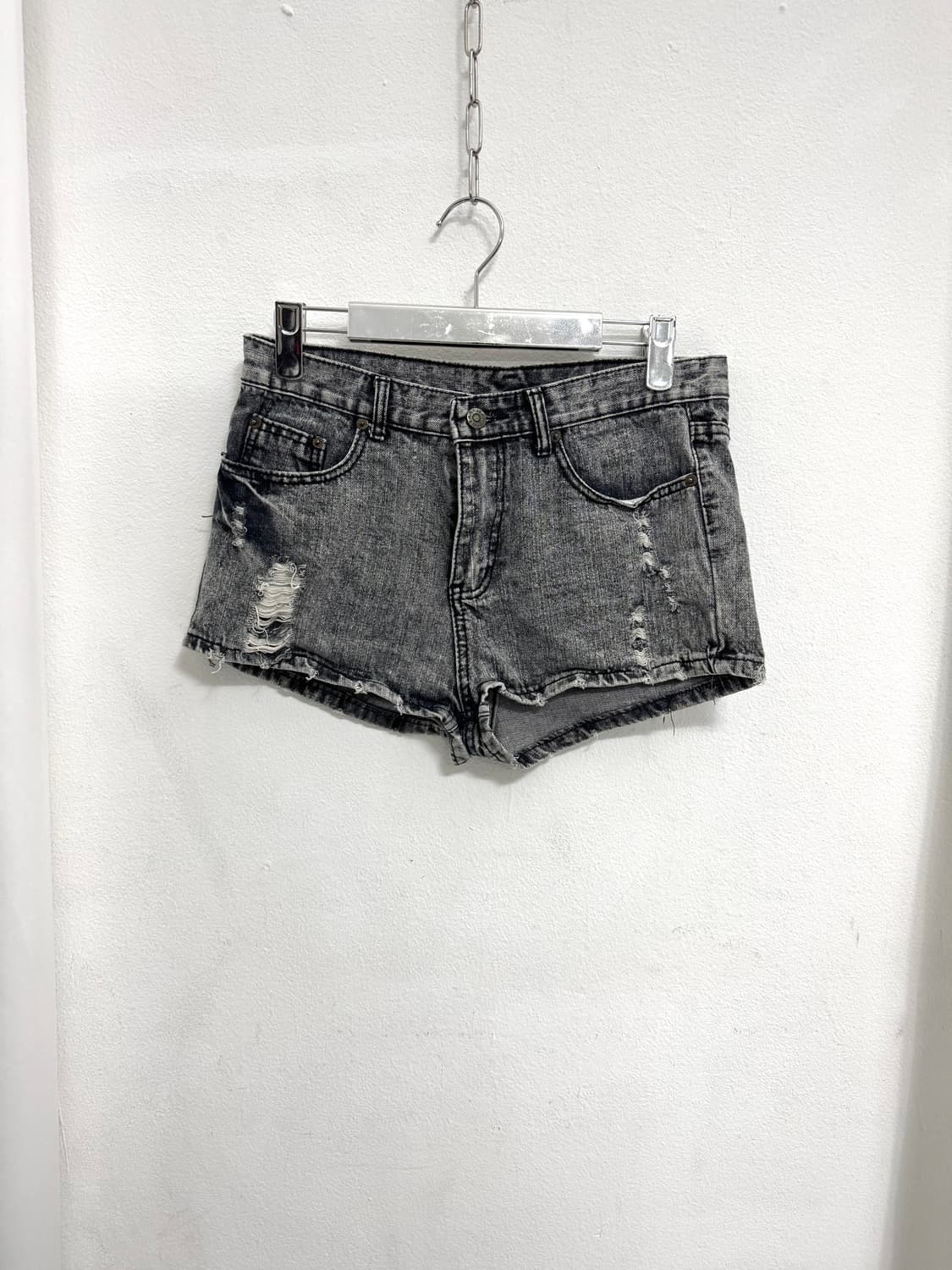 Gray distressed denim shorts 상품이미지1