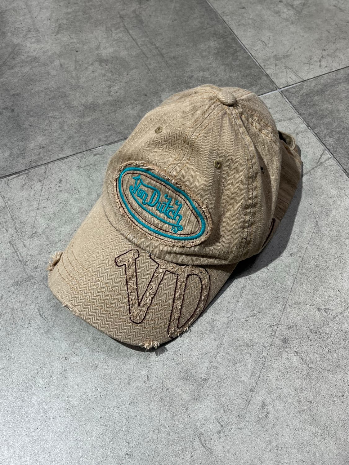Von dutch 로고 자수 데미지 볼캡 상품이미지1