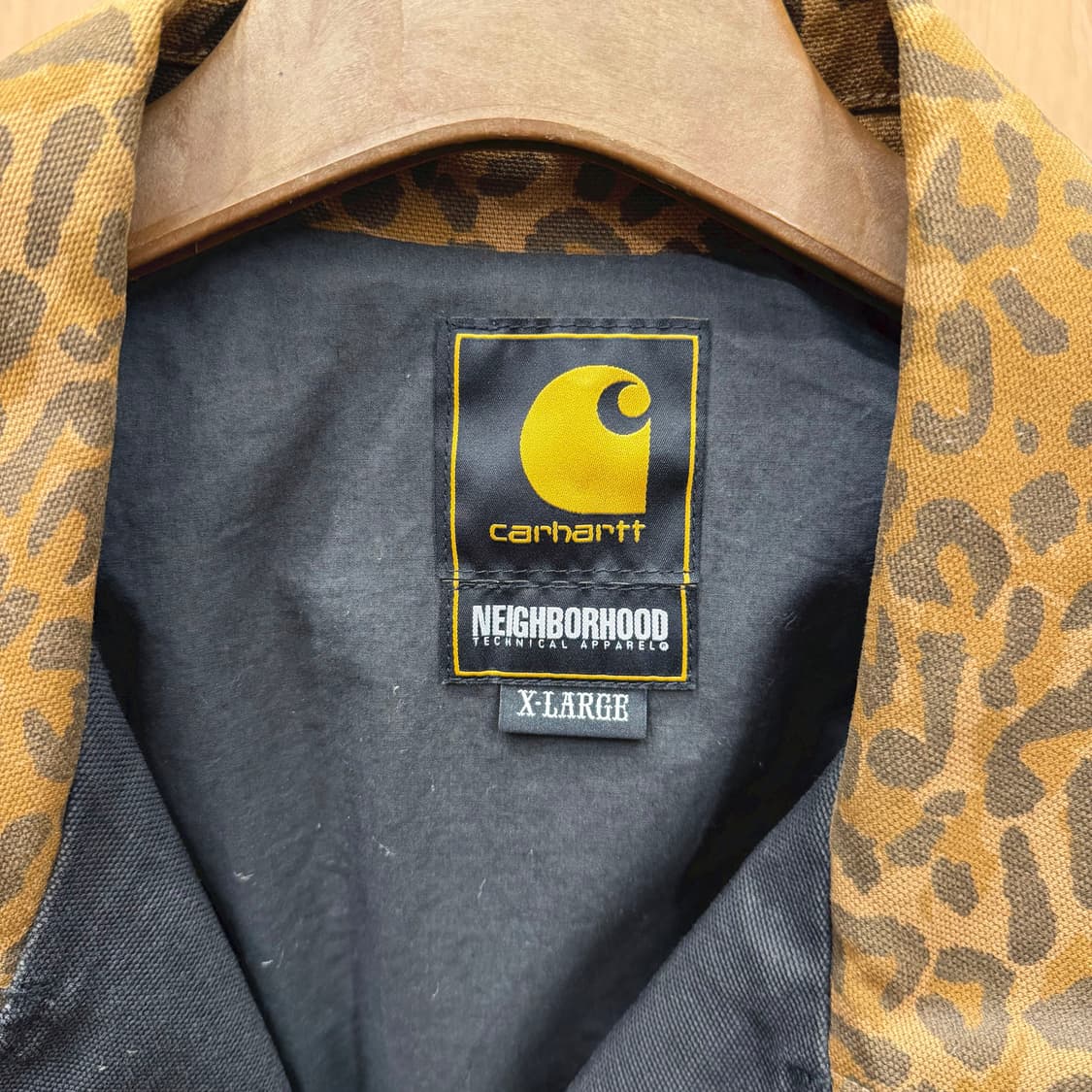 칼하트 네이버후드 코튼 라이더 자켓 레오파드 패턴 배색 디테일 블랙 상품이미지6