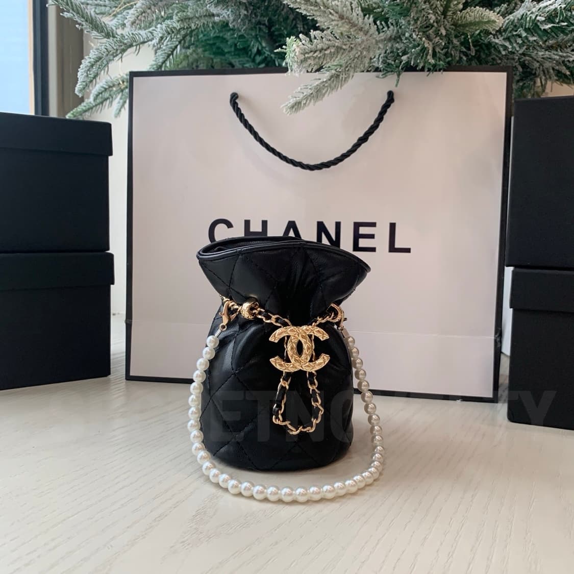 샤넬뷰티 미니 버킷백 진주체인 크로스백 블랙 드로스트링 백 상품이미지3