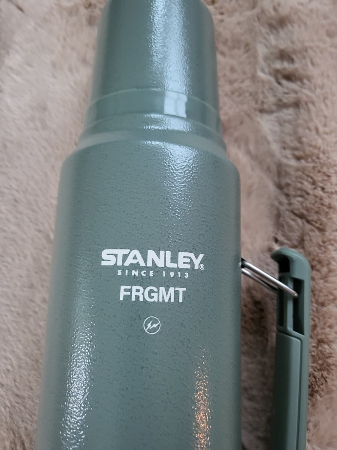 스탠리 x 프라그먼트 콜라보 보온병 1L 상품이미지4