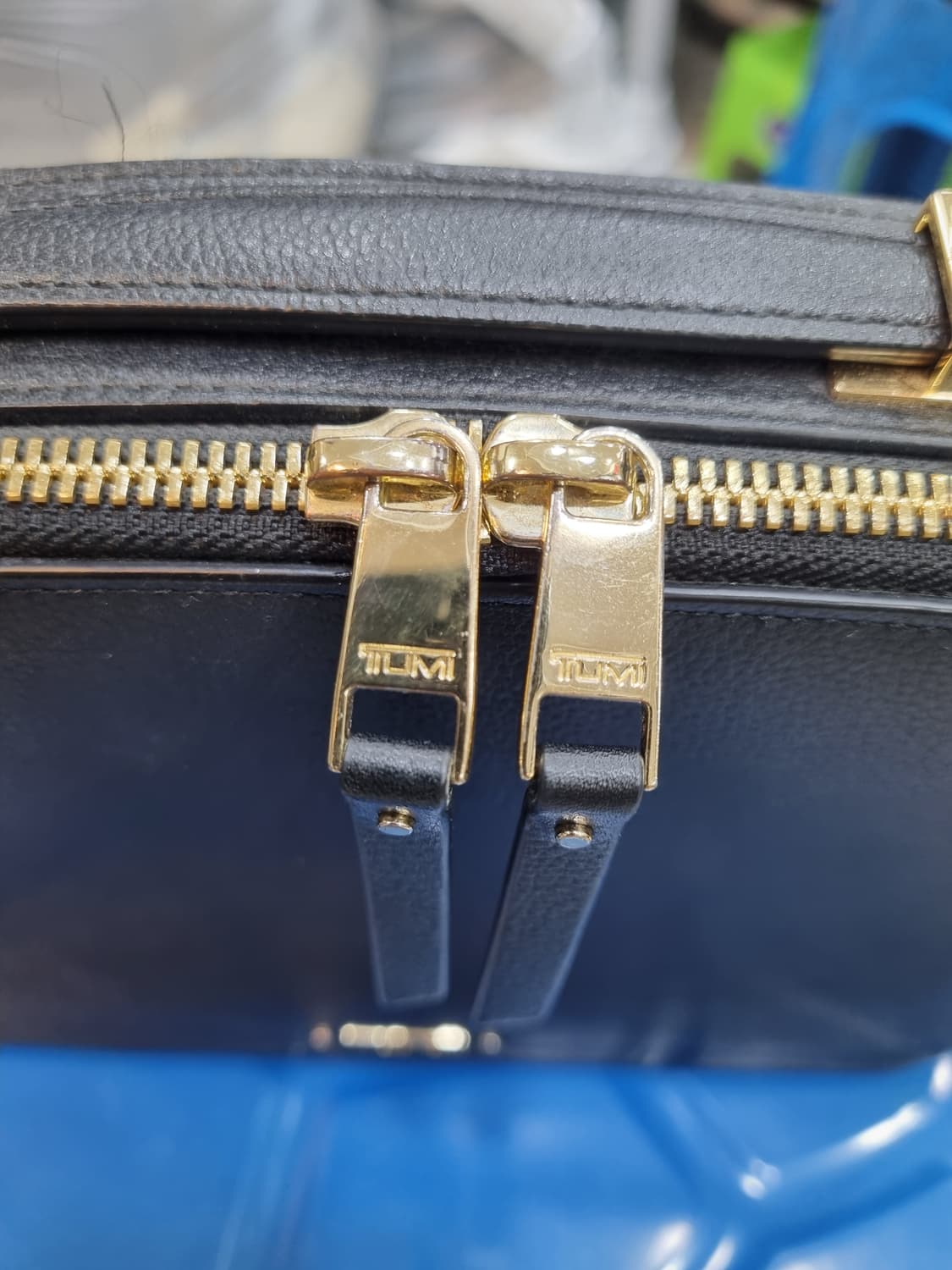 투미 블랙 가죽 크로스백 상품이미지2