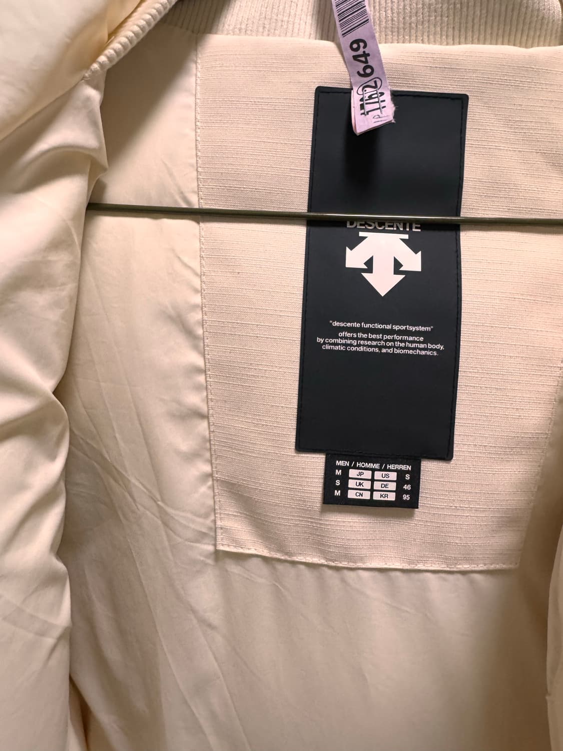 데상트 스웨터 페이스 후드 숏다운 상품이미지3